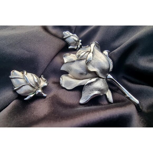 Rare Find 1960s CROWN TRIFARI Signed Silver Tone Rose Flower Jewelry Set - Picture 5 of 6